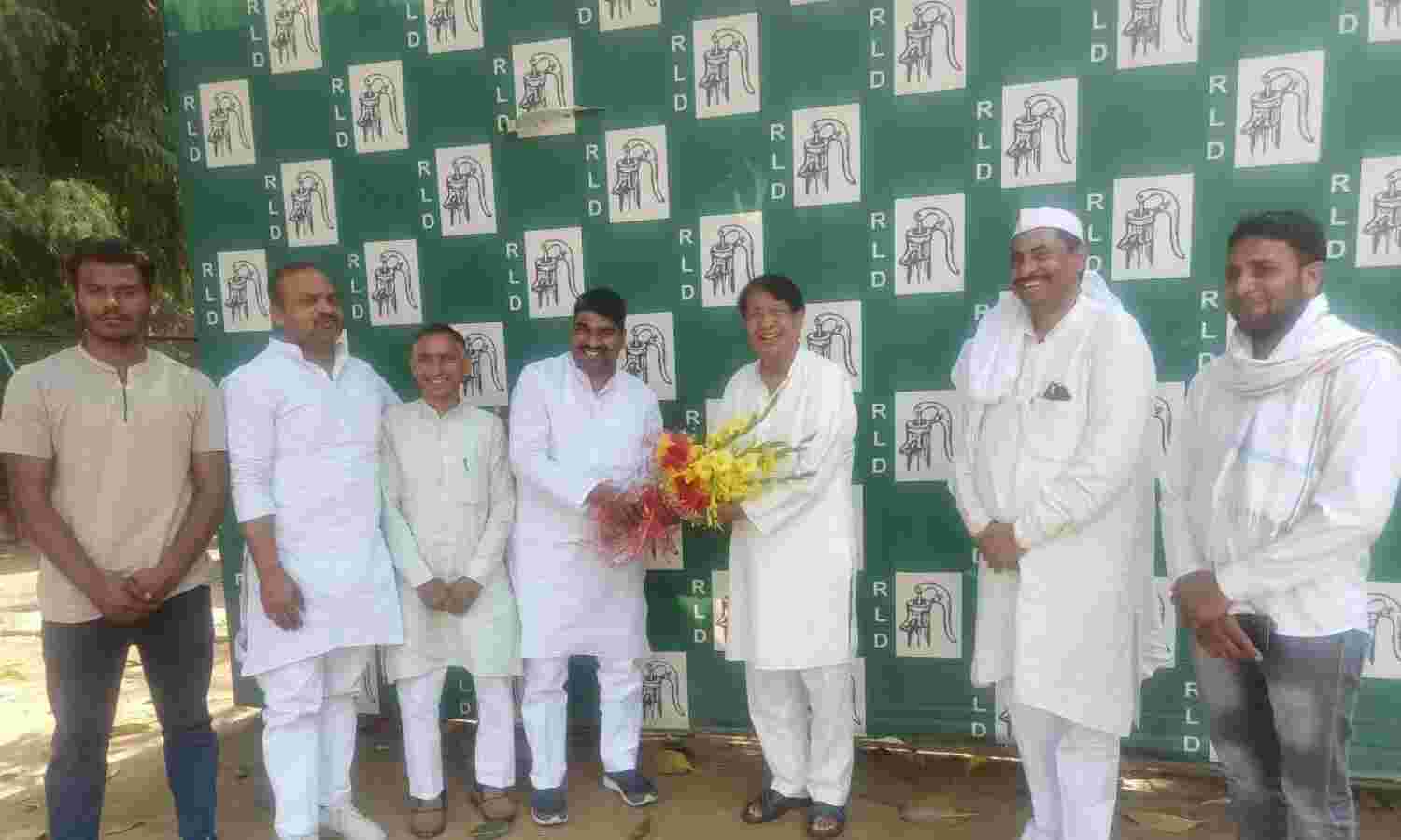 रालोद का कुनबा बढ़ा- पूर्व BSP जिलाध्यक्ष ने थामा रालोद का दामन