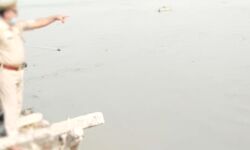 अंतिम संस्कार में गया था- गंगा में समा गया अंतिम संस्कार में गया था- गंगा में समा गया