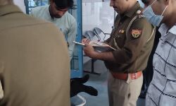 डिवाइडर से टकराई कार- दो मरे- तीन घायल डिवाइडर से टकराई कार- दो मरे- तीन घायल