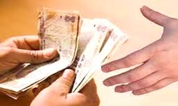 अधिकारी 36 हजार रुपए की रिश्वत लेते गिरफ्तार
