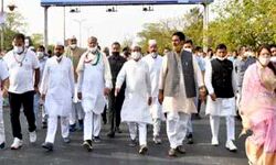 CM ने बजाजनगर से गांधी सर्कल तक किया पैदल मार्च CM ने बजाजनगर से गांधी सर्कल तक किया पैदल मार्च