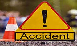 सड़क हादसो में कार सवार 2 लोगों समेत 4 की मृत्यु सड़क हादसो में कार सवार 2 लोगों समेत 4 की मृत्यु