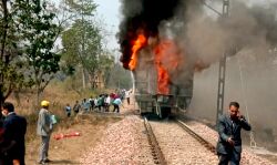 शताब्दी एक्सप्रेस में लगी भयंकर आग- लगे इमरजेंसी ब्रेक शताब्दी एक्सप्रेस में लगी भयंकर आग- लगे इमरजेंसी ब्रेक