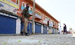 सोपोर में पुलिस चौकी पर ग्रेनेड हमला, दो पुलिसकर्मी घायल सोपोर में पुलिस चौकी पर ग्रेनेड हमला, दो पुलिसकर्मी घायल