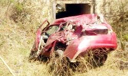 सीख रहा था ड्राईविंग- खाई में गिरी कार- हुआ दुखद हादसा सीख रहा था ड्राईविंग- खाई में गिरी कार- हुआ दुखद हादसा