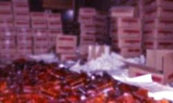 बड़े पैमाने पर चल रहा था नकली शराब बनाने का कारोबार- पुलिस की दबिश