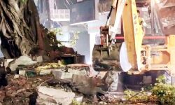 सड़क के बीच बना था धार्मिक स्थल- पुलिस प्रशासन ने तुड़वाया