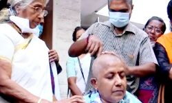 महिला कांग्रेस अध्यक्ष ने कराया मुंडन- टिकट न मिलने से आक्रोष महिला कांग्रेस अध्यक्ष ने कराया मुंडन- टिकट न मिलने से आक्रोष