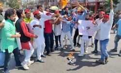 CM योगी का पुतला फूंका: सपा में रोष CM योगी का पुतला फूंका: सपा में रोष