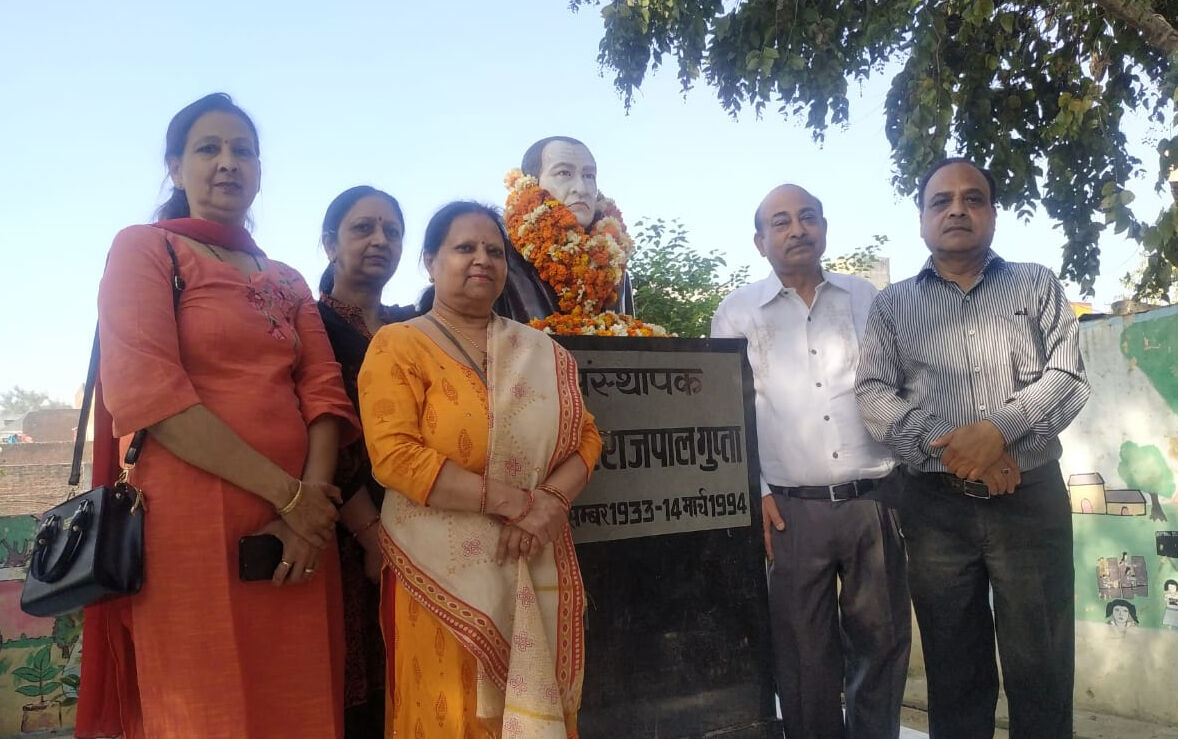 पुण्य तिथि पर डाॅ. राजपाल गुप्ता को श्रद्धासुमन किये अर्पित पुण्य तिथि पर डाॅ. राजपाल गुप्ता को श्रद्धासुमन किये अर्पित