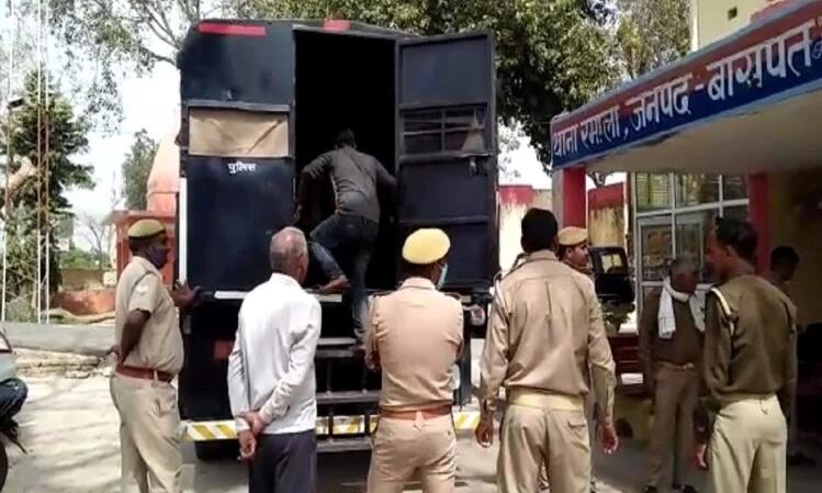 बाग में मुर्गों को लड़ाया- पहुंची पुलिस- की फायरिंग