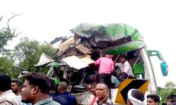 यात्री बस पलटने से चालक- परिचालक की मौत-9 यात्री घायल यात्री बस पलटने से चालक- परिचालक की मौत-9 यात्री घायल