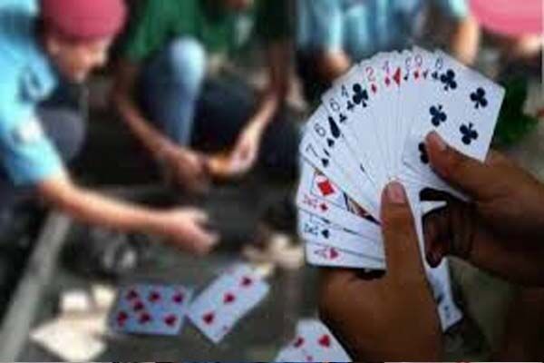 जुआ खेलते 32 व्यक्ति गिरफ्तार- लाखों रुपये बरामद