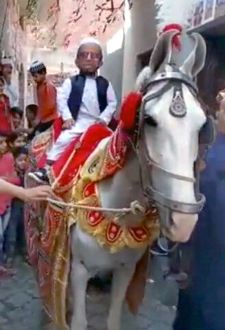 छोटा कद- नहीं हुई शादी- घोड़ी पर बैठ जमकर थिरका छोटा कद- नहीं हुई शादी- घोड़ी पर बैठ जमकर थिरका
