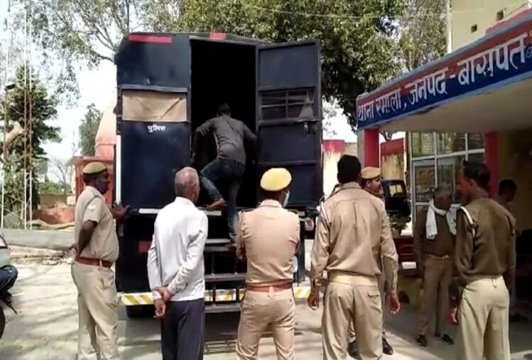 बाग में मुर्गों को लड़ाया- पहुंची पुलिस- की फायरिंग