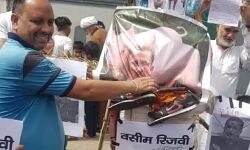 वसीम रिजवी के विरोध में उतरा शिया समुदाय- फूंका पुतला