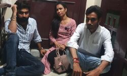 पति-पत्नी का झगड़ा सड़क पर आया-पत्नी ने दिया घर के बाहर धरना पति-पत्नी का झगड़ा सड़क पर आया-पत्नी ने दिया घर के बाहर धरना