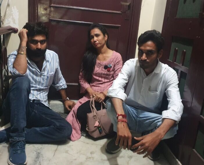 पति-पत्नी का झगड़ा सड़क पर आया-पत्नी ने दिया घर के बाहर धरना पति-पत्नी का झगड़ा सड़क पर आया-पत्नी ने दिया घर के बाहर धरना