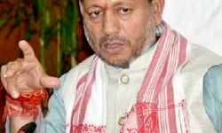 घुटने से फटी जींस- ऐसी महिलाएं क्या देंगी संस्कार- CM रावत