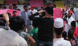 सपाइयों ने फूंका वसीम रिजवी का पुतला सपाइयों ने फूंका वसीम रिजवी का पुतला