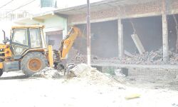 बद्दो की अवैध सम्पत्ति पर महाबलि का प्रहार- हुई जमींदोज बद्दो की अवैध सम्पत्ति पर महाबलि का प्रहार- हुई जमींदोज