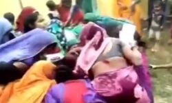 आंगनबाड़ी केन्द्र में आया दूध- टूट पड़ी महिलाएं- बच्चे भी नहीं रहे पीछे