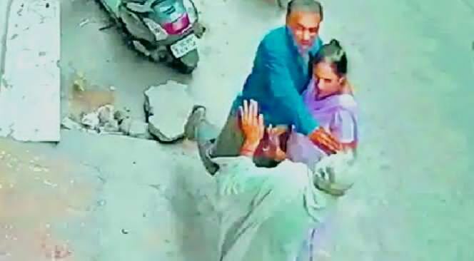 कलयुगी पुत्र ने बुजुर्ग मां को थप्पड़ मारकर मौत की नींद सुलाया कलयुगी पुत्र ने बुजुर्ग मां को थप्पड़ मारकर मौत की नींद सुलाया