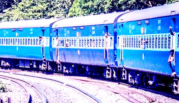 अचानक उल्टी चलने लगी पूर्णागिरी जनशताब्दी- मचा हड़कंप अचानक उल्टी चलने लगी पूर्णागिरी जनशताब्दी- मचा हड़कंप