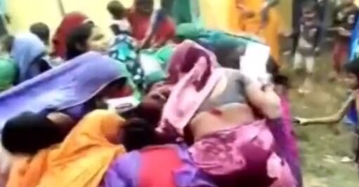 आंगनबाड़ी केन्द्र में आया दूध- टूट पड़ी महिलाएं- बच्चे भी नहीं रहे पीछे आंगनबाड़ी केन्द्र में आया दूध- टूट पड़ी महिलाएं- बच्चे भी नहीं रहे पीछे