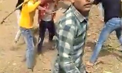 1 पर टूट पड़े 6- गन्नों को बनाया शस्त्र- वीडियो वायरल