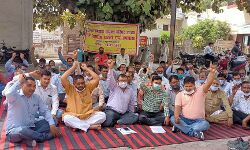 राज्य कर्मचारी संयुक्त परिषद ने कचहरी में उपवास कर दिया धरना