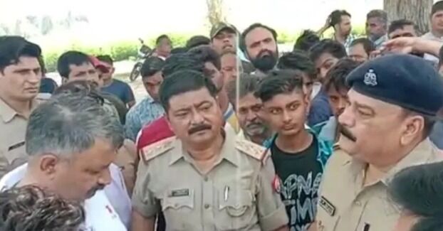 तोड़ी देव मूर्तियांः ग्रामीणों का हंगामा- लगाया जाम तोड़ी देव मूर्तियांः ग्रामीणों का हंगामा- लगाया जाम