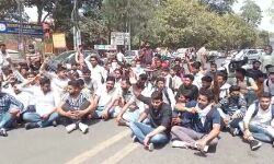 लापता हुई छात्रा-बरामदगी के लिए सड़क पर उतरे छात्र लापता हुई छात्रा-बरामदगी के लिए सड़क पर उतरे छात्र