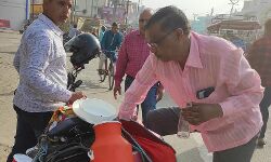 खाद्य विभाग की टीम ने भरे सैम्पल-मचा हडकंप खाद्य विभाग की टीम ने भरे सैम्पल-मचा हडकंप