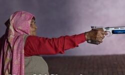 उम्र 89 साल- पिस्तौल के साथ खड़ी महिला- निशाना अचूक
