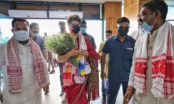 जोरहाट पहुंची प्रियंका गांधी- हुआ भव्य स्वागत- कई रैलियों को करेंगी सम्बोधित