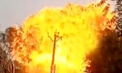 एक के बाद एक कई धमाके- दुकान व गोदाम की उड़ी छत एक के बाद एक कई धमाके- दुकान व गोदाम की उड़ी छत