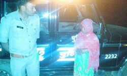 घनघोर अंधेरे में घूम रही थी महिला- पहुंच गई पुलिस घनघोर अंधेरे में घूम रही थी महिला- पहुंच गई पुलिस