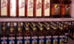 दी दबिश- सैकड़ों लीटर नकली शराब बरामद