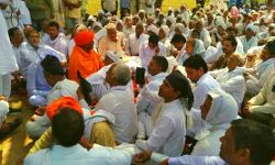 किसान आंदोलन-डिप्टी सीएम के होली मिलन समारोह का विरोध किसान आंदोलन-डिप्टी सीएम के होली मिलन समारोह का विरोध