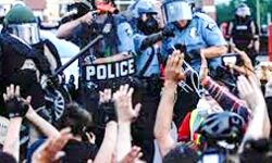 प्रदर्शनकारियों और पुलिस के बीच झड़प- दो पुलिस अधिकारी घायल प्रदर्शनकारियों और पुलिस के बीच झड़प- दो पुलिस अधिकारी घायल