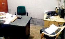 धड़ाधड़ केबिन में घुसे- बाहर निकाला- वीडियो कर दिया वायरल