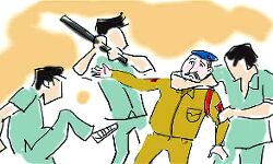 थाने में घुसे- सिपाहियों से मारपीट- दारोगा की वर्दी फाड़ी थाने में घुसे- सिपाहियों से मारपीट- दारोगा की वर्दी फाड़ी