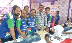 समर्पित युवा समिति ने लगाया शिविर- 175 ने किया रक्तदान समर्पित युवा समिति ने लगाया शिविर- 175 ने किया रक्तदान