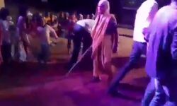 DJ पर ठुमके लगा रहा था ताऊ- आ गई ताई- हाथ में था डंडा