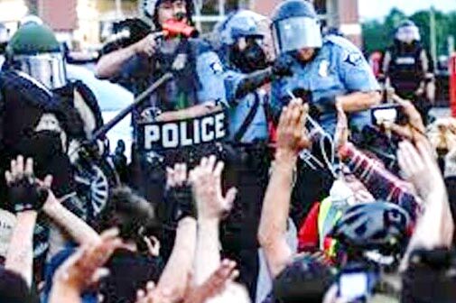 प्रदर्शनकारियों और पुलिस के बीच झड़प- दो पुलिस अधिकारी घायल