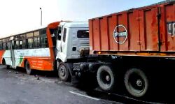 बेकाबू ट्रेलर ने यात्रियों को रौंदा- 6 की मौत-2 घायल बेकाबू ट्रेलर ने यात्रियों को रौंदा- 6 की मौत-2 घायल