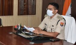 अनूठा तरीका- SP की अपीलों से जनता को कर रहे जागरूक अनूठा तरीका- SP की अपीलों से जनता को कर रहे जागरूक