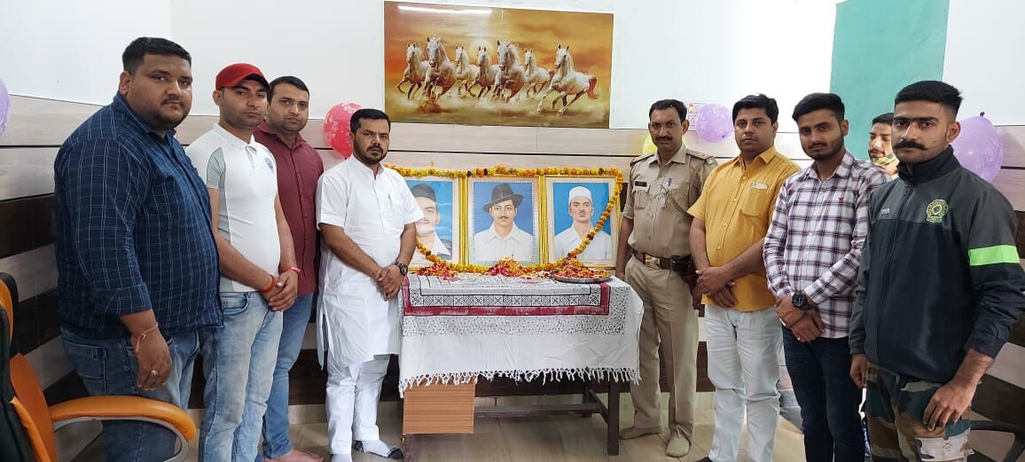शहीद दिवस पर अमर शहीदों को नमन कर दी भावपूर्ण श्रद्धांजलि शहीद दिवस पर अमर शहीदों को नमन कर दी भावपूर्ण श्रद्धांजलि