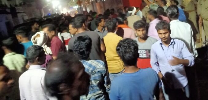 झूला झूल रहा था बालक- करने लगा स्टंट- मौत ने गच्चा मारा